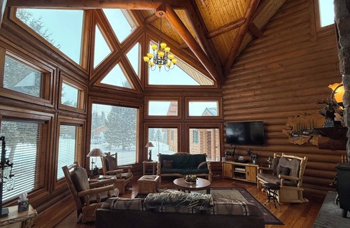 Butte House | Extravagant log home sitting atop a mountain! With unbelievable views!