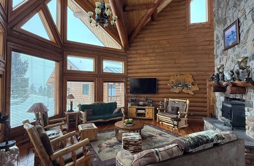 Butte House | Extravagant log home sitting atop a mountain! With unbelievable views!