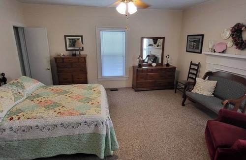 Stokes House | Fabulous 3-bedroom Farmhouse Minutes from Hanging Rock State Park