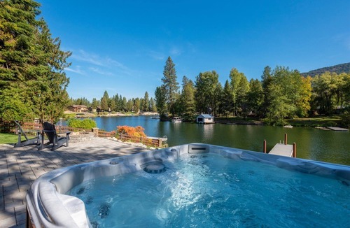 Sagle House | Fabulous Waterfront Home for Families and Friends, Pet Friendly