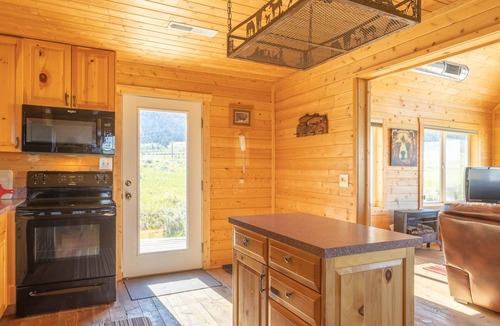 Cameron Cabin | Family friendly cabin close to Yellowstone National Park and Madison River