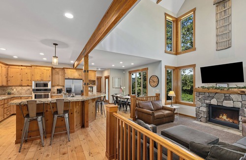Ronald House | Family Friendly Cozy Cabin with Private Hot Tub & Games!