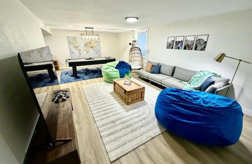 Littleton House | Family Fun Hub - Games, Hot Tub, Putting Greens