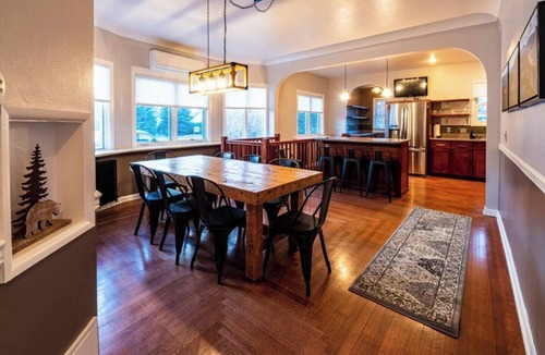 Cody House | Family home downtown w/2 King Beds plus Twins
