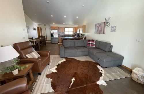Red Lodge Condo | Family sized cozy cabin with yard to play & hot tub- 5 min to town!