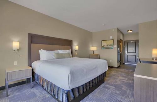 West Colorado Springs Hotel | Fillmore District King Std Breakfast Pool & Gym