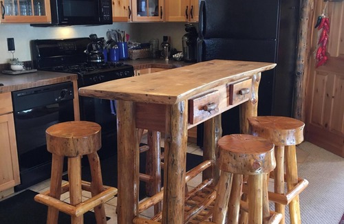 Red Lodge House | Fin+Pin Lodge, historic downtown, wifi, cable tv, deck, patio, fireplace, view