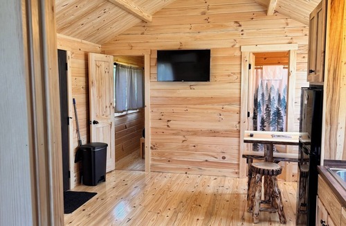 Ely Cabin | Fishdance Cabin, a Charming 2-bedroom cabin with AC, WiFi in brilliant Ely