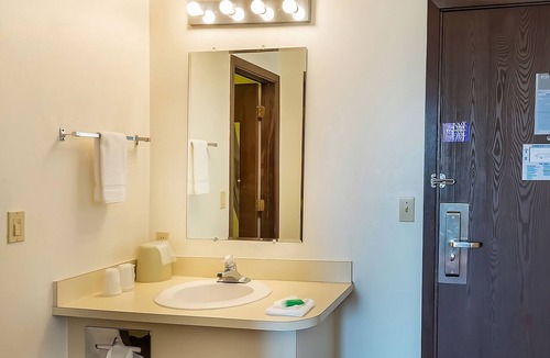 Shelby Hotel | Fishing and Boating on Lake Shel-oole! Free Parking, Pet-Friendly
