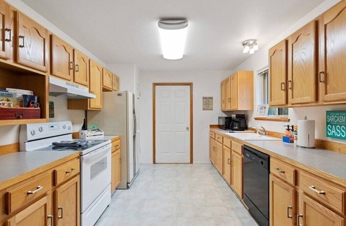Woods Bay House | Flathead Lake Retreat-Walk to the lake!