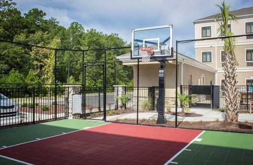 Westgate Condo | Free Breakfast. Outdoor Pool. Shared BBQ. Near Camp Gelger.