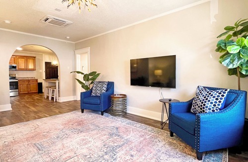 Hot Springs Apartment | Full Kitchen/Spacious Living Room/Walk to Mineral Springs and Restaurants