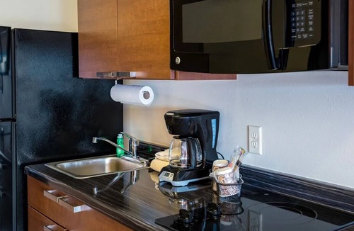 Sioux Falls Hotel | Functional 2-Unit w/Cooking Features Ideal for Long Trips in Washington Pavilio