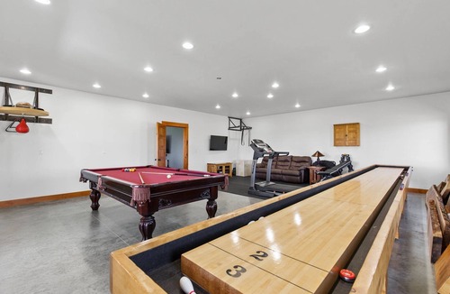 Amsterdam Other | Gameroom, Sauna, Cold Plunge, B-ball, Pizza Oven, & Campfire.
