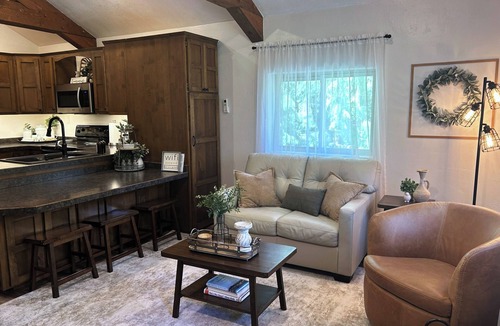 Ronan Cabin | Get away from the stress and strain of life at this romantic mountain cabin.