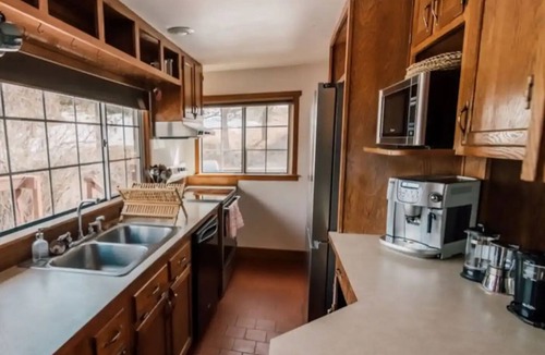 Helena West Side House | Giant View Home