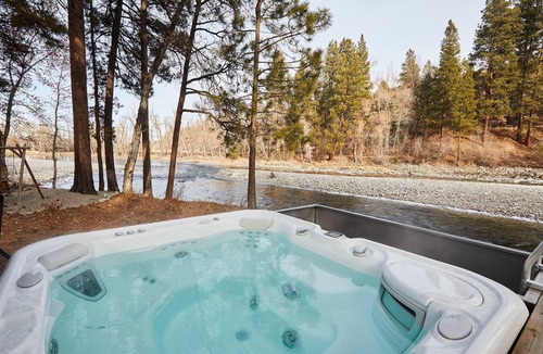 Grantsdale Cabin | Glamping Cabin on the Bitterroot River