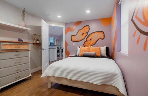Barnum House | Good Vibe Tribe-2 Mi DT-Hot Tub-K Bed-Pet Friendly