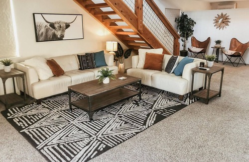 Eagle House | Gorgeous custom cabin near downtown Eagle!