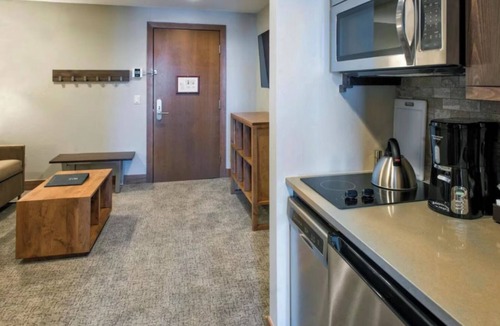 Peak 8 Hotel | Grand Colorado on Peak 8 - Suite Residence 3 Bedroom - Ski in Ski Out - 2/28-3/7