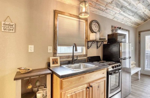 Keystone Cabin | Granite Peak. Near Mt-Rushmore National Memorial