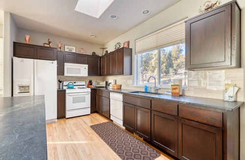 Bend House | Great West Side Location! Hot Tub, Huge Living Area, 2 bdrm + Murphy Bed, EV Chg