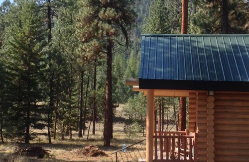 Superior Cabin | Grizzly Cabin at Lozeau Lodge Montana-Family Sized, comfortable and modern