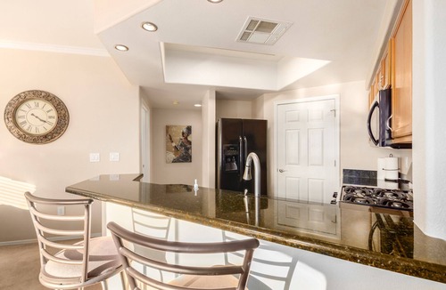 Villa De Paz Condo | Ground Floor.Heated Pool! Hot Tub! Gas grill! 3 miles to Cardinal stad! 2 Kings!