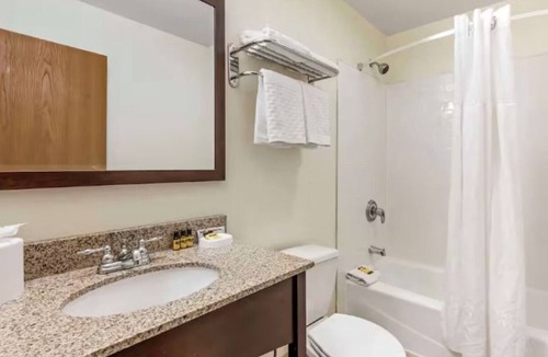 Eagle Hotel | Group Stay in Eagle | 2 Units | Pool Access
