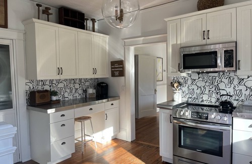 Raleigh House | Hanks Farm 🖤- Sleeps 5, 1930s farm 1.5 acres ,Charming Cozy ,Events, Pets ok