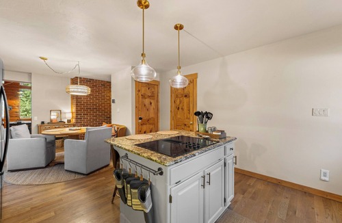 McCall House | Helen's Place- Spacious pet friendly home near ponderosa park and golf