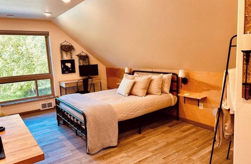 Helena House | Helena Forest Nest Studio, Near Downtown