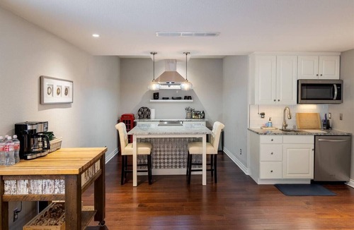 Longmont House | Hip, Upscale Apartment Hot Tub Private Entrance