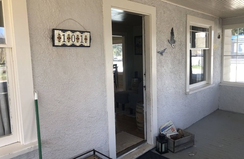 Ennis House | Historic Downtown Ennis Escape