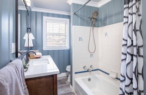 Holladay Apartment | Holladay Great Location w/Guitar