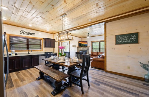Pigeon Forge Cabin | Hot Tub·Arcade·New King Beds·5 Min to Parkway·Pets