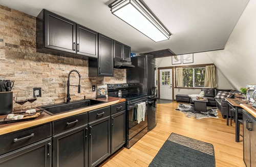 Black Hawk Cabin | Hot tub, Gym, Sauna, Game Room, Dogs