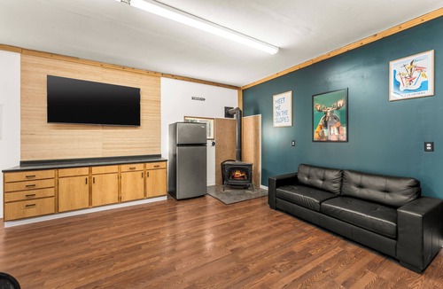 Black Hawk Cabin | Hot tub, Gym, Sauna, Game Room, Dogs