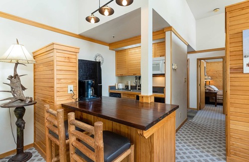 Mountain House Condo | Huge Slopeside Penthouse/3 Minute Walk to Lifts/Hot Tub Access