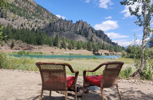 Glacier Country Cabin | Hunter's Glade, glamping on the river, 2 miles from Quinn’s Hot Springs Resort!