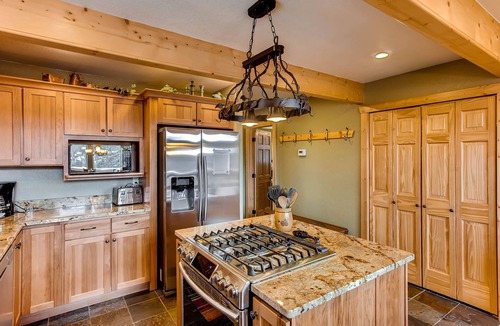 Valley of the Sun Cabin | Immaculate, Quiet & Secluded Mountain Home w/Hot Tub, Game Room, Fireplace - Sugar Pine Lodge