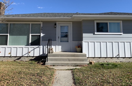 Sheridan House | In town location with easy access to shopping, restaurants, and bars.