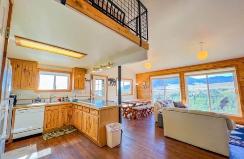 Red Lodge House | Incredible Views - Sleeps 19 People- Perfectly Situated Between Red Lodge Mountain and Downtown!