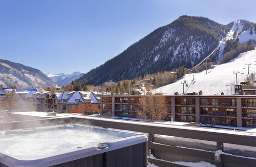 Downtown Hotel | Independence Square 300 | Newly Renovated Studio in Downtown Aspen | Rooftop Hot tub