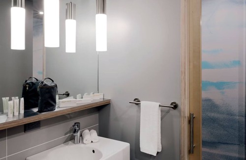 River North Art District Hotel | Inviting Boutique Hotel w/Rooftop Views, Plush Mattresses & Cozy Decor