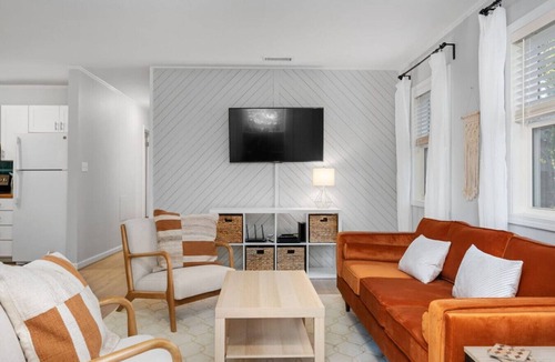 Colington Harbour House | It's Britney Beach! Pet Friendly Bungalow-Hot Tub!