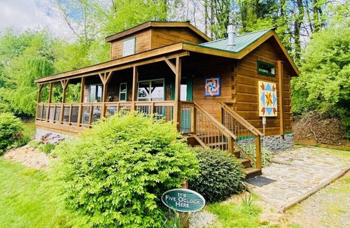 Fancy Gap Cabin | It’s 5 O’Clock Here-Waterfront Cabin w/Hot Tub! Pet Friendly, Blue Ridge Parkway