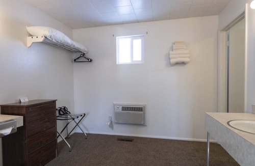 Frontier House | KABINO: Fossil Butte Motel #05 2QueenBeds A/C Mini Fridge Microwave Cable Wifi
