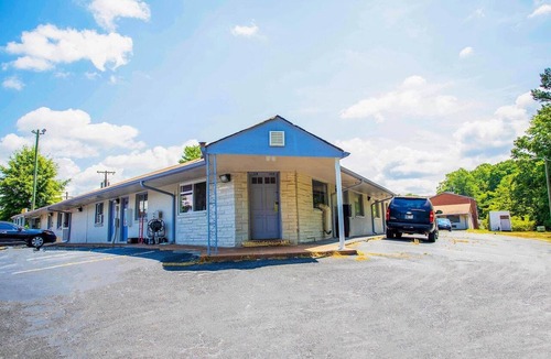 Kernersville Apartment | Kernersville NC|King Bed