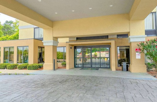 Tougaloo Apartment | King Bed Non-Smoking